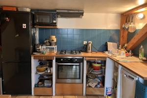 kuchnia z kuchenką i lodówką w obiekcie Superb 90m With Wifi Located In Avignon! w Awinionie