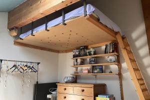 sypialnia z łóżkiem piętrowym i drewnianą półką w obiekcie Superb 90m With Wifi Located In Avignon! w Awinionie +7 zdjęć