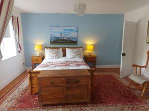 una camera con un letto e due lampade e una sedia di Bunlin Heights Self Catering Studio a Milford