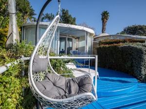 瑪艾爾賈姆拉的住宿－Sea Zen Resort，摆在房子前面的摆椅