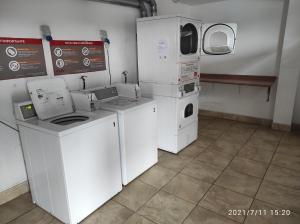 ラ・セレナにあるDpto en primera línea de playaのランドリールーム(白い洗濯機、乾燥機付) +7枚の写真