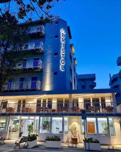 niebieski budynek z tabliczką na boku w obiekcie Hotel Bristol w mieście Misano Adriatico