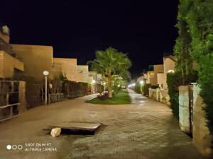 pusta ulica w nocy z budynkiem w obiekcie Villa in Venecia Village - Ain Sokhna w mieście Ajn Suchna