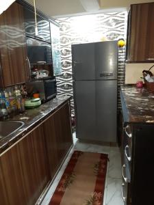 kuchnia z lodówką ze stali nierdzewnej w obiekcie Villa in Venecia Village - Ain Sokhna w mieście Ajn Suchna