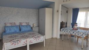 1 dormitorio con 1 cama y 1 mesa en Suite CielAzzurro, en Arezzo