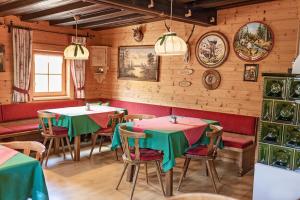 Reštaurácia alebo iné gastronomické zariadenie v ubytovaní Lohningbauer