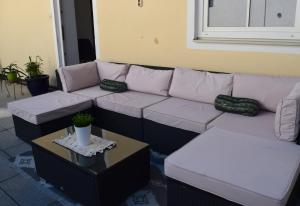 A seating area at BullsLiving Seeapartment 1 AM CORSO
