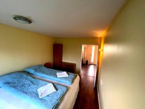 Postel nebo postele na pokoji v ubytování Bakland ad Lágafelli Apartment