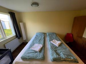 Postel nebo postele na pokoji v ubytování Bakland ad Lágafelli Apartment