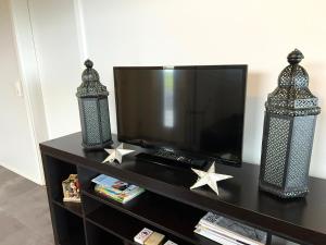 TV a/nebo společenská místnost v ubytování Bakland ad Lágafelli Apartment