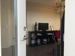 TV a/nebo společenská místnost v ubytování Bakland ad Lágafelli Apartment