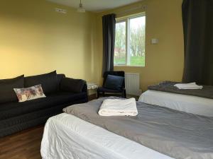Postel nebo postele na pokoji v ubytování Bakland ad Lágafelli Apartment