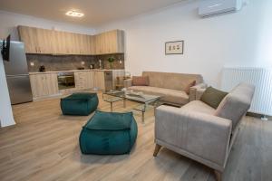 Raise Kifisias Serviced Apartments في أثينا: غرفة معيشة مع كنبتين وطاولة
