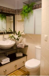 łazienka z białą toaletą i umywalką w obiekcie Apartamentos San Hiscio w mieście Tarifa