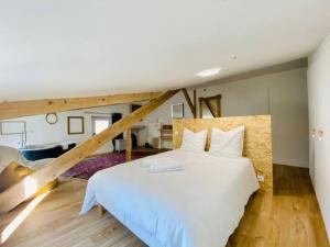 Un pat sau paturi într-o cameră la L'Olympique, Appartement 8 voyageurs avec parking
