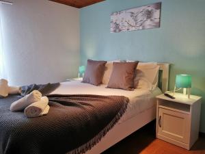 Un dormitorio con una cama con una toalla. en Casa da Eira Velha en Fajã do Ouvidor