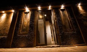 un bâtiment avec des lumières sur son côté la nuit dans l'établissement Nueva Lodge Estación San Pedro de Atacama, à San Pedro de Atacama