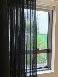 サンパウロにあるJP CRAUFORD HOSPEDAGEM LORENAの窓(黒いカーテン付) +11枚の写真