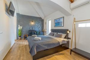 1 dormitorio con 1 cama grande en una habitación en Apartments Hrestak, en Poreč