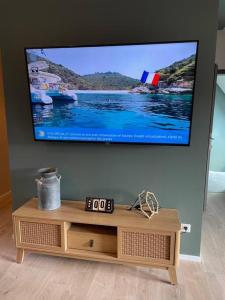 Televízia a/alebo spoločenská miestnosť v ubytovaní LOFT neuf avec bain jacuzzi et terrasse + 3 fotografie