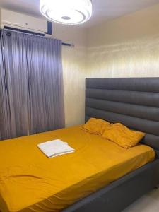 Los CasabesにあるLesnah Apartamento, Jacobo Majlutaの黄色い毛布が掛けられたベッドのある寝室