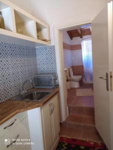 Kuchyňa alebo kuchynka v ubytovaní LIMENARI COTTAGE