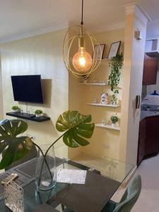 Los CasabesにあるLesnah Apartamento, Jacobo Majlutaのリビングルーム(ガラステーブル、テレビ付)