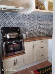 Kuchyňa alebo kuchynka v ubytovaní LIMENARI COTTAGE
