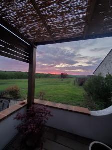 Východ nebo západ slunce při pohledu z penzionu nebo okolí