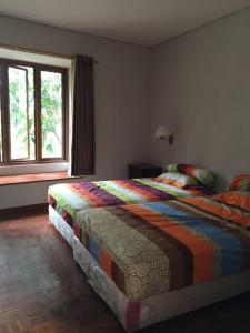 - une chambre avec un lit et une couverture colorée dans l'établissement VILLA BATU Luxurious privacy 3BR villa@ klub bunga, à Batu 35 autres photos