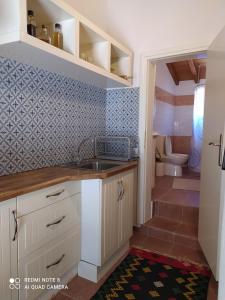 Kuchyňa alebo kuchynka v ubytovaní LIMENARI COTTAGE