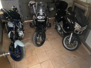 un par de motos estacionadas en una habitación en Casa Los Molineros en Cortes de la Frontera