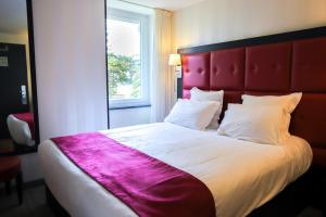 Postel nebo postele na pokoji v ubytování Logis Hôtel Saint Guirec Et De La Plage