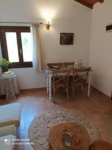 Televízia a/alebo spoločenská miestnosť v ubytovaní LIMENARI COTTAGE