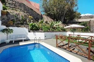 una piscina con tavolo e ombrellone di Casa Margarita a La Guancha