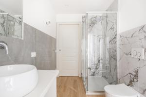 een badkamer met een douche, een wastafel en een toilet bij Treviso City Town 3 in Treviso
