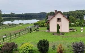 コウチェボにあるDom nad jeziorem - Nataliaの湖畔の芝生の小屋