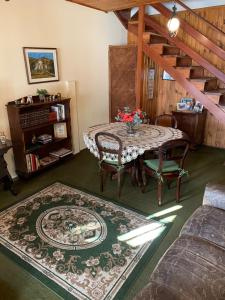 a living room with a table and a rug at Casa aconchegante pertinho de tudo, ótima localização. in Campos do Jordão