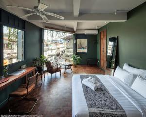 um quarto com uma cama grande e toalhas em Ba Hao Residence em Bangkok