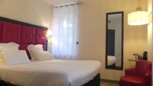 Postel nebo postele na pokoji v ubytování Logis Hôtel Saint Guirec Et De La Plage