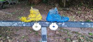 um par de sapatos azuis e amarelos sentados num corrimão em Villa Blas -Camiño Portugués- em Redondela