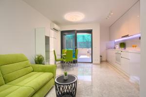 Fotografia z galérie ubytovania Beach Apartment with large terrace 50m from the beach v destinácii Pješčana Uvala