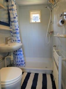 a bathroom with a tub and a toilet and a sink at Chalet nr 10 op Bospark Trimunt in Marum