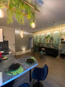 salon ze stołem, krzesłami i kanapą w obiekcie Esprit BALI ....LOVE SPA, Sauna de luxe à Mulhouse w Miluzie