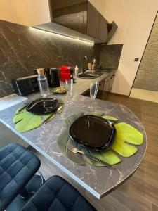 stół z talerzami i kieliszkami do wina na blacie w obiekcie Esprit BALI ....LOVE SPA, Sauna de luxe à Mulhouse w Miluzie +2 zdjęcia