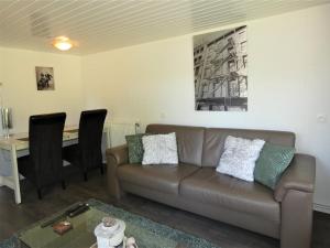 a living room with a couch and a table at Chalet nr 10 op Bospark Trimunt in Marum