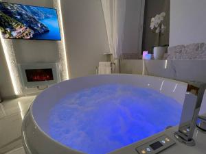Telewizja i/lub zestaw kina domowego w obiekcie Esprit MALDIVES ...... SPA LOVE au coeur de Mulhouse