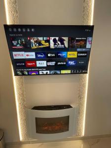 Telewizja i/lub zestaw kina domowego w obiekcie Esprit MALDIVES ...... SPA LOVE au coeur de Mulhouse