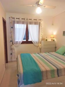 Postel nebo postele na pokoji v ubytování TROPICAL Playa z widokiem na morze, 400 m do plaży La Mata Beach