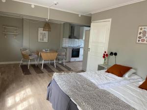 a bedroom with a bed and a table and a kitchen at Villa Löfström in Timmernabben